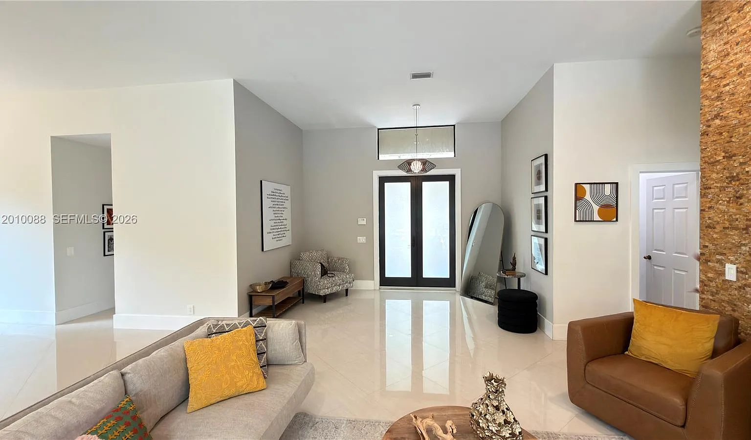 4 bed, 3.0 bath, 2715 sqft, $7,500 — Photo 2