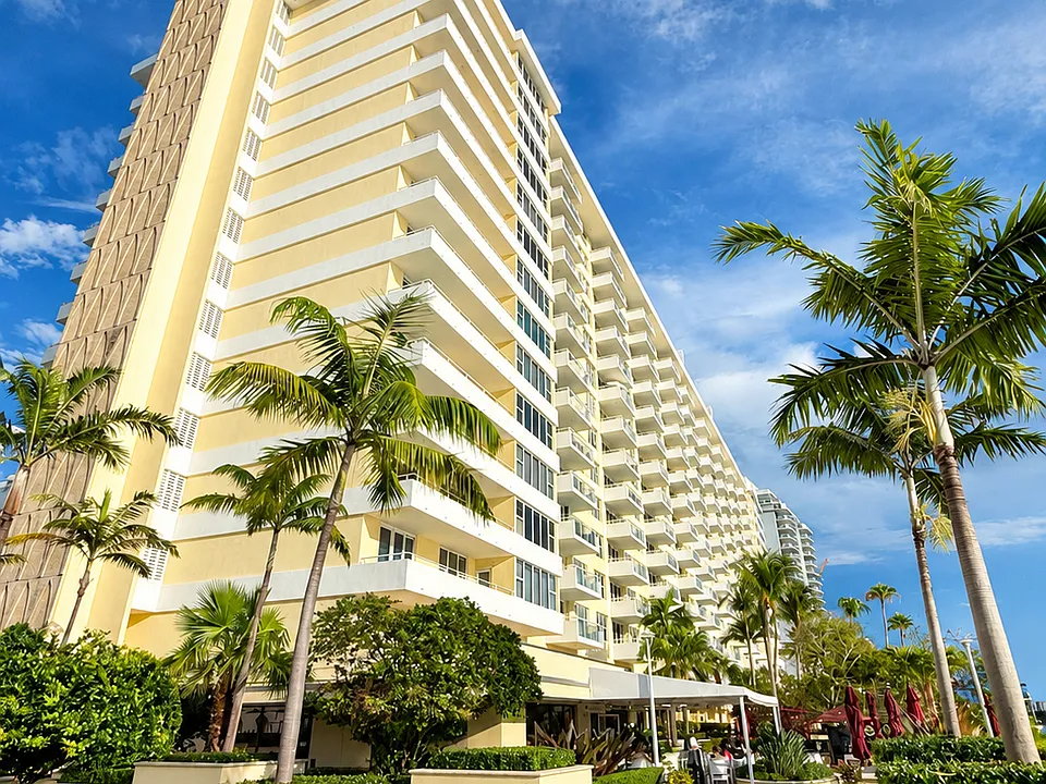 5600 Collins Ave #17U