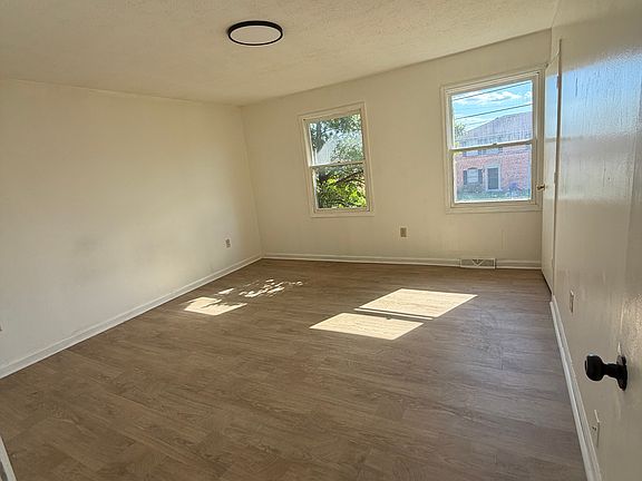 5th image of 305 Churchill Dr #4