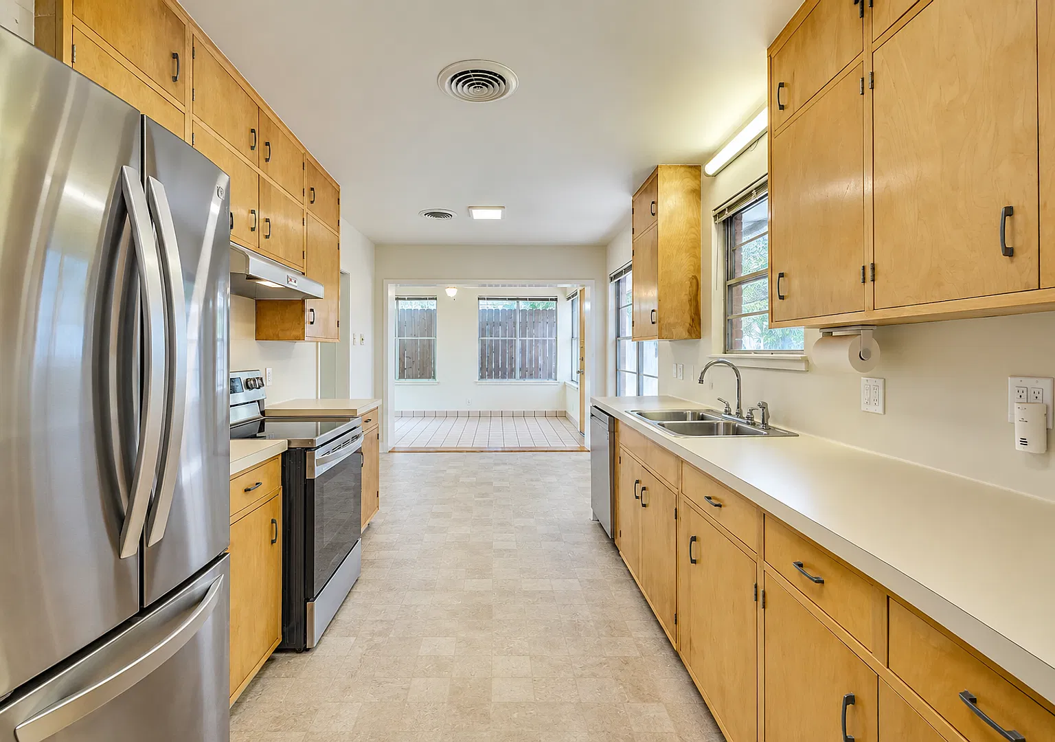 604 Bellevue Pl - large 1 story 6 bed 5 bath house with large back yard walking distance to UT. — Photo 3