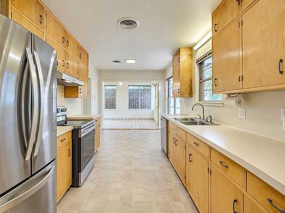 3rd image of 604 Bellevue Pl