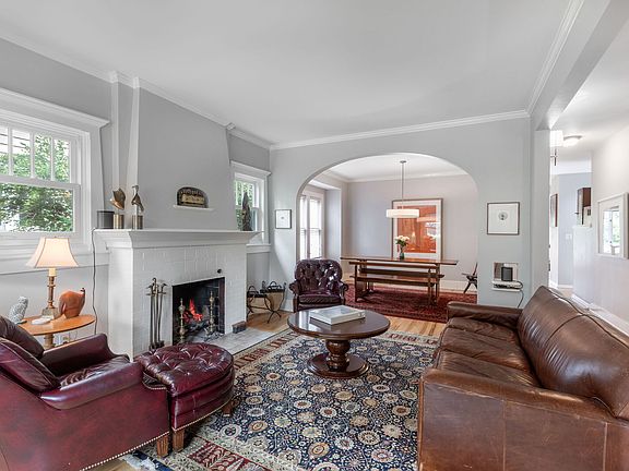 3rd image of 139 Washington Cir