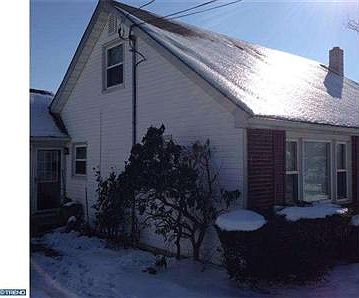 2nd image of 832 E Howard St