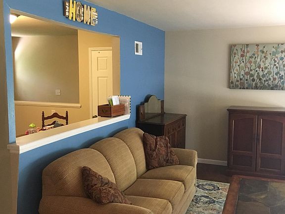 5th image of 1026 Diversey Dr