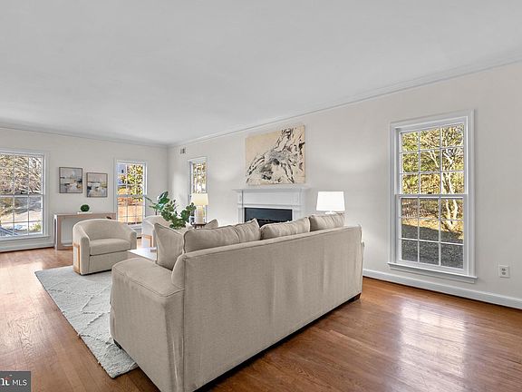 3rd image of 1317 Merrie Ridge Rd