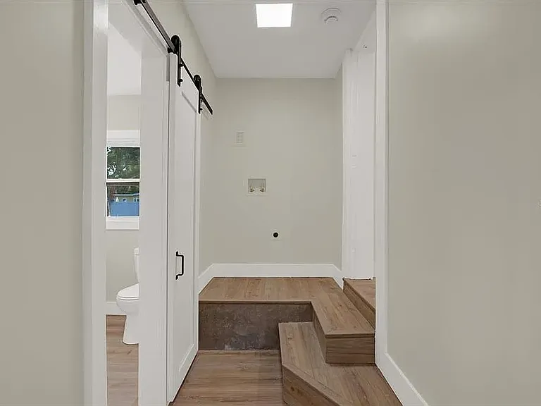 1352 Parkwood St — Photo 3