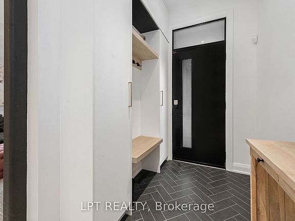 3rd image of 323 Booth St W