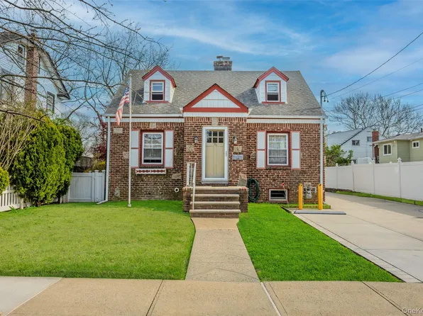 (undisclosed Address), Lynbrook, NY 11563