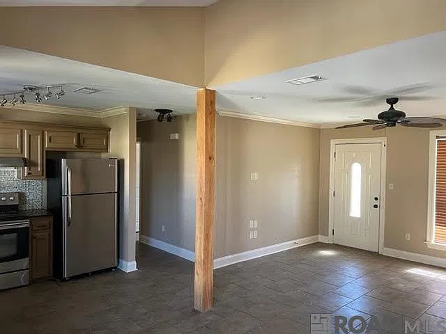 3 bed, 1075 sqft, $1,450 — Photo 2