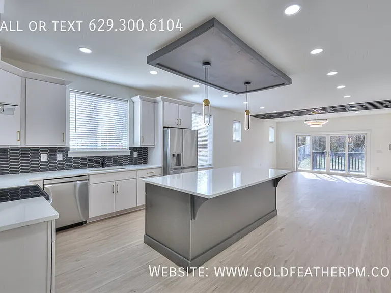 402B E Trinity Ln — Photo 1