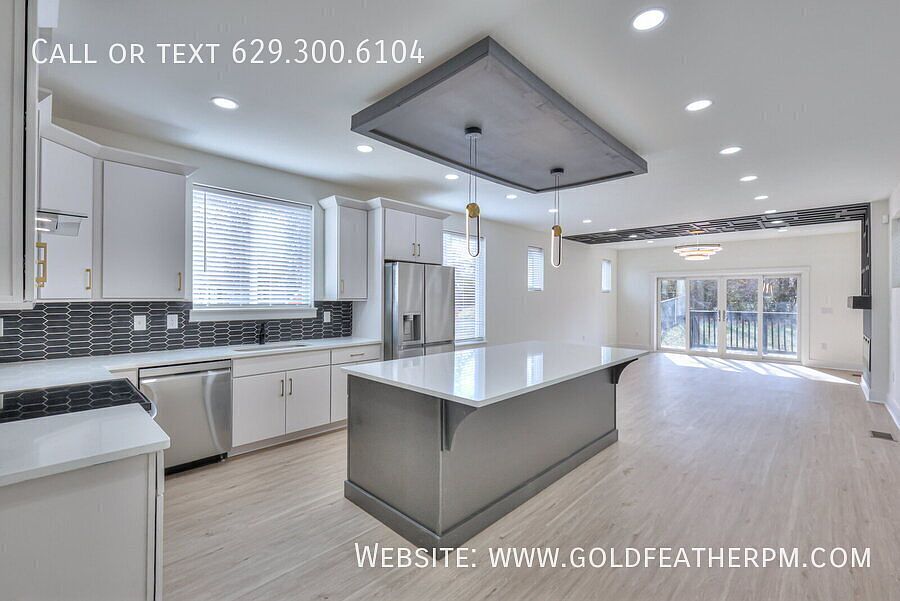 1st image of 402B E Trinity Ln