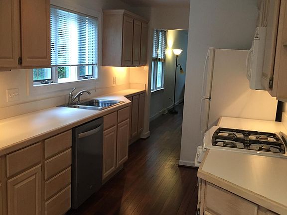 3rd image of 831 Saint Clair St