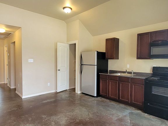 3rd image of 115 E Gregg St