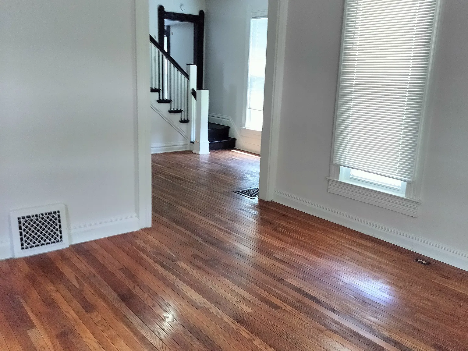 606 Dodge — Photo 3