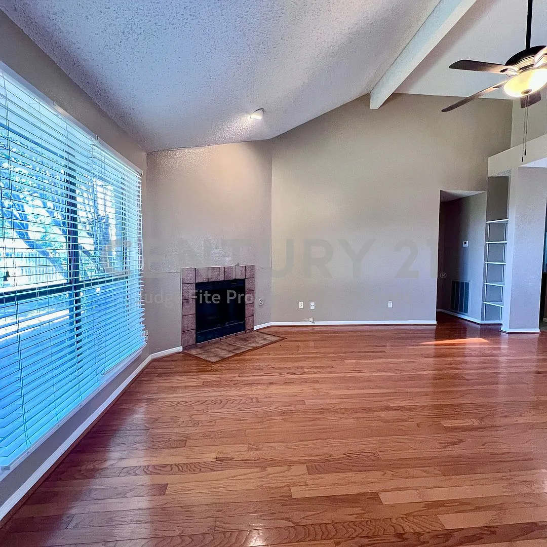 Fabulous 3/2/2 Nestled on Corner of Cul-de-sac in Red Oak ISD For Rent! — Photo 4