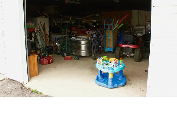4th image of 492 Main St
