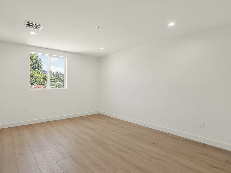 11502 Valjean Ave — Photo 10