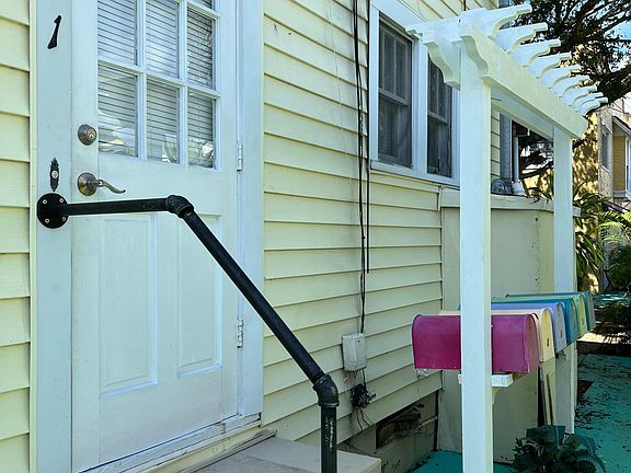4th image of 329 N K St APT 1