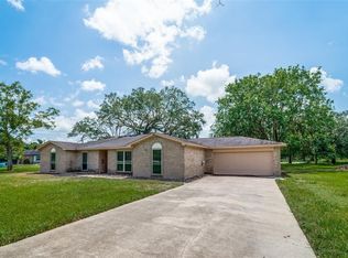 138 Lakewood Dr, Angleton, TX 77515
