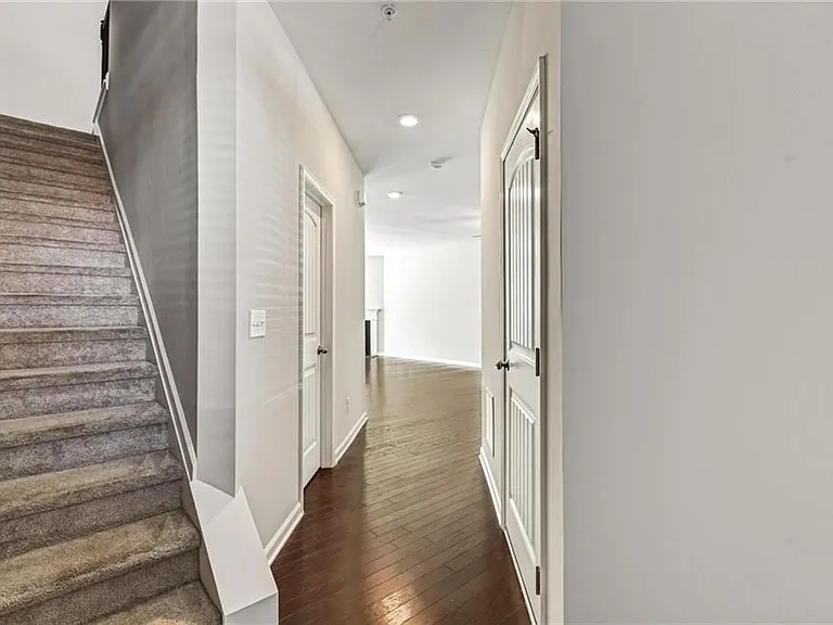 1237 Foxcroft Ln — Photo 5