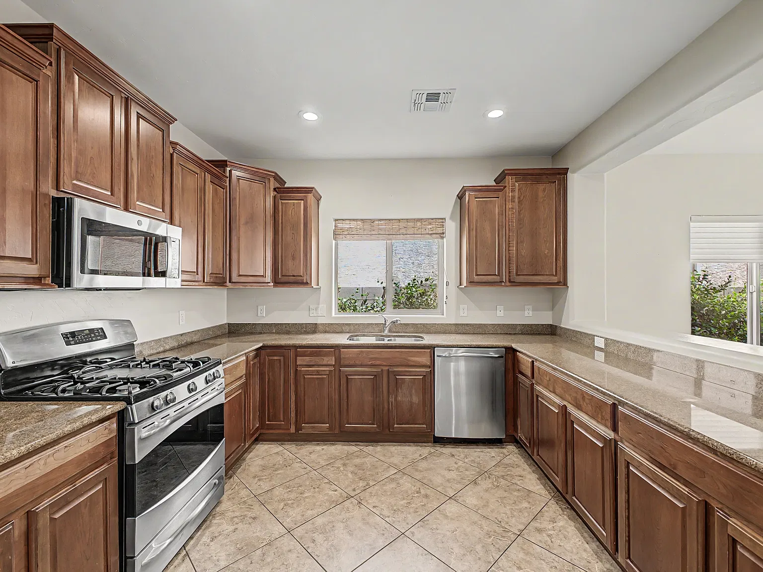 3 bed, 2100 sqft, $2,495 — Photo 2
