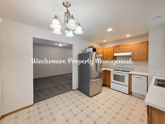 3rd image of 1998 NE Green Glen Ln