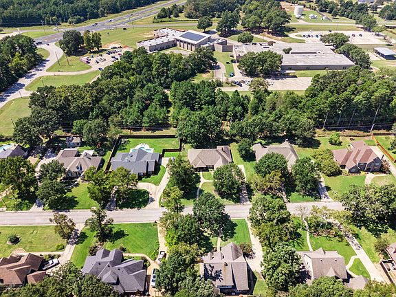 2nd image of 107 Oak Isle Dr