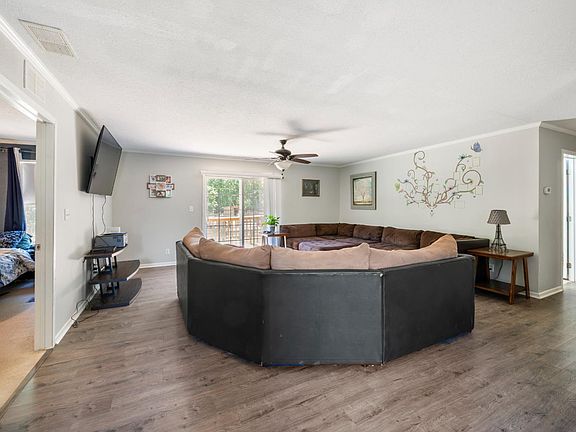 3rd image of 740 Long Island Rd
