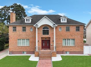 29 Grove St, Hicksville, NY 11801