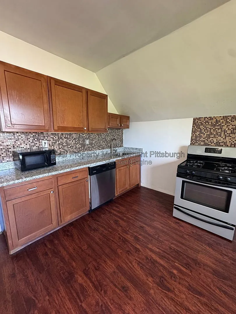 3 bed, 1.0 bath, $1,395 — Photo 1