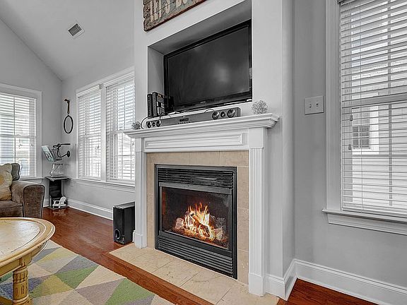 5th image of 818 3rd St APT 2
