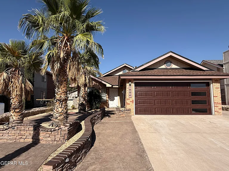 1884 Lyman Dutton Cir — Photo 1