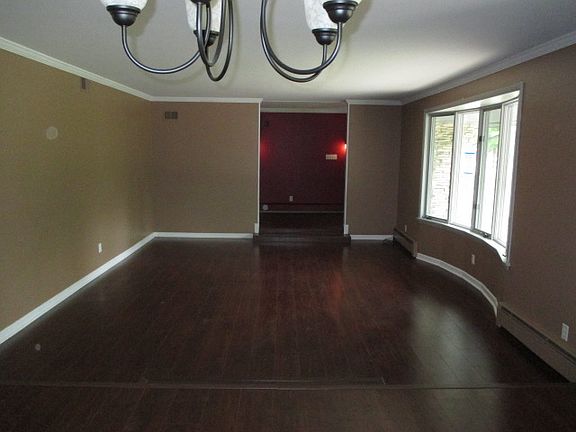 3rd image of 606 N Lavinia Ln