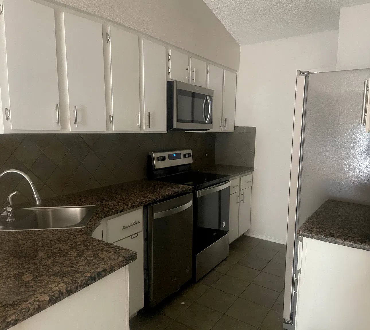 3 bed, 1186 sqft, $1,900 — Photo 4