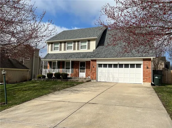 921 S Valley Dr, Lansing, KS 66043