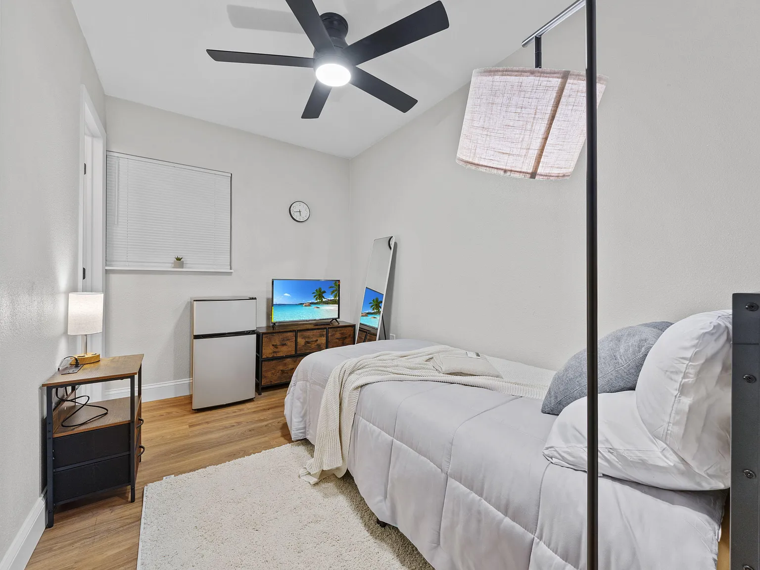 4 bed, 4.0 bath, 1230 sqft, $1,139 — Photo 3