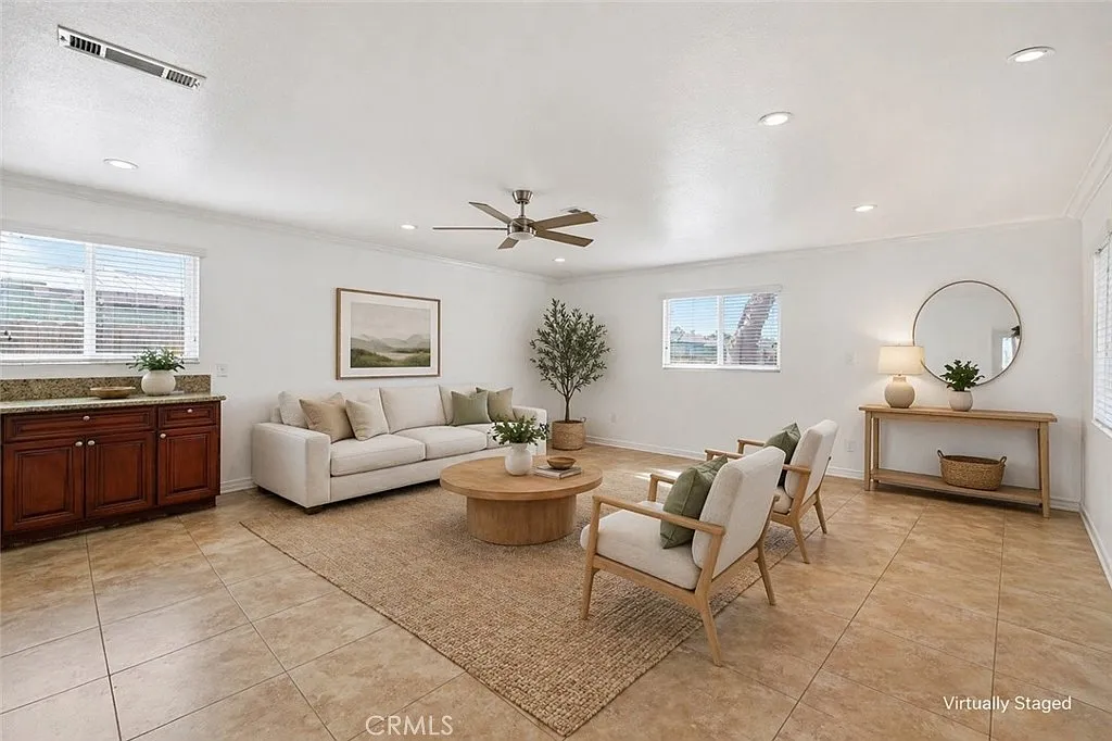 Building Photo - 8720 Villa Dr