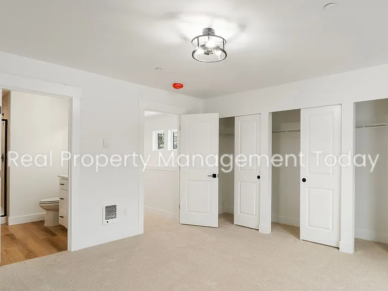 300 Larson St W — Photo 19