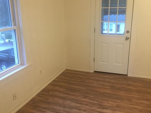 3rd image of 5846 Roosevelt Ave