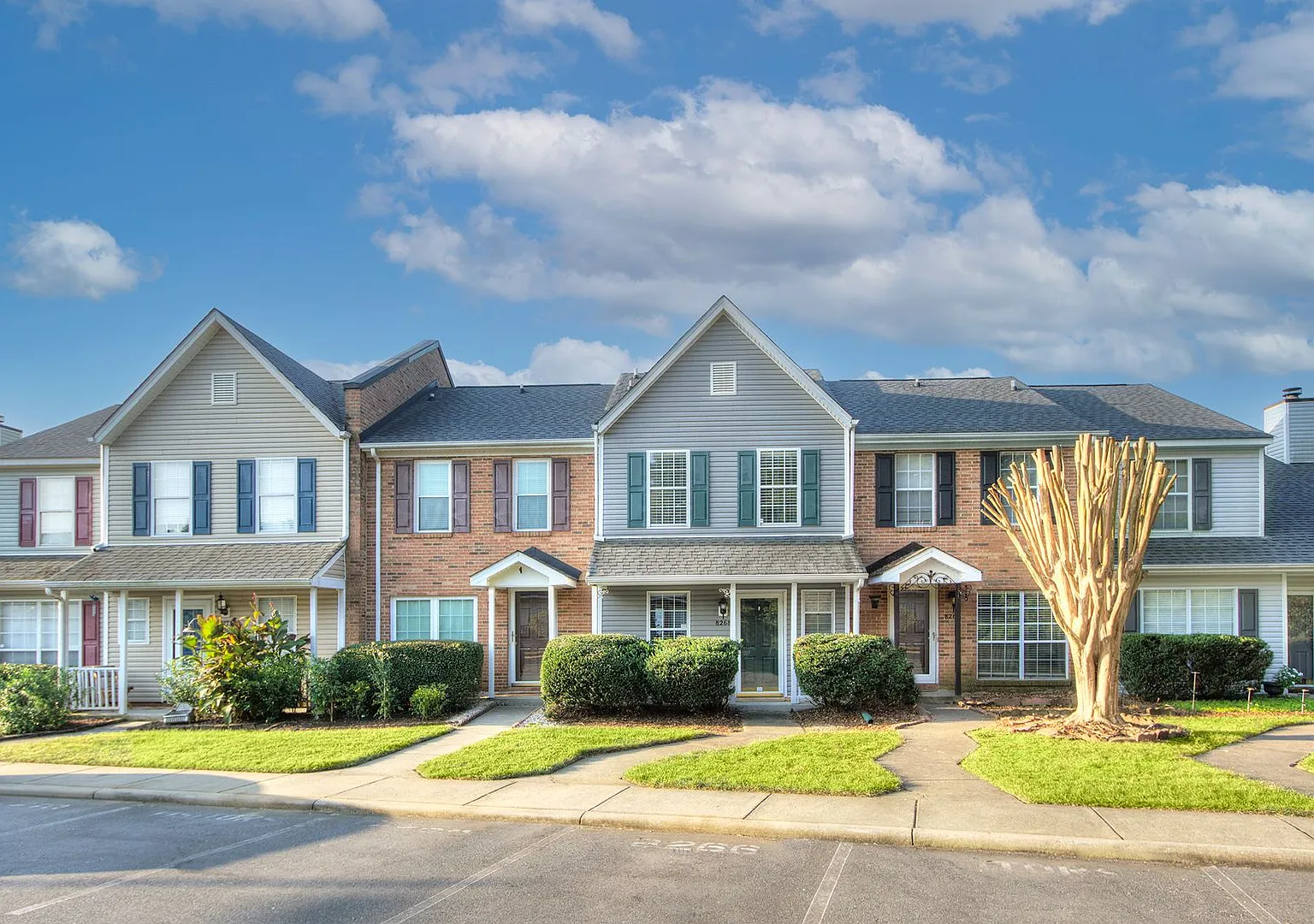 Discover this beautifully updated Raintree townhome featuring an open floor plan and a range of c... — Photo 2