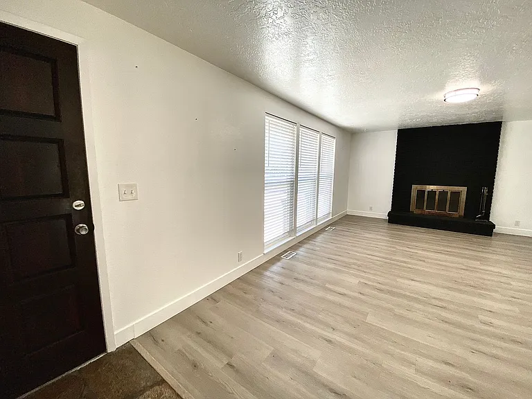 3911 S Minuteman Way — Photo 3