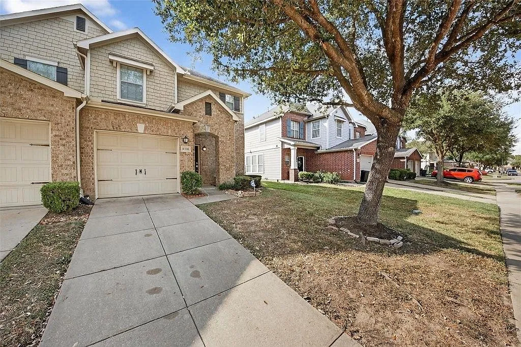 3 bed, 2.5 bath, 1818 sqft, $1,924 — Photo 1