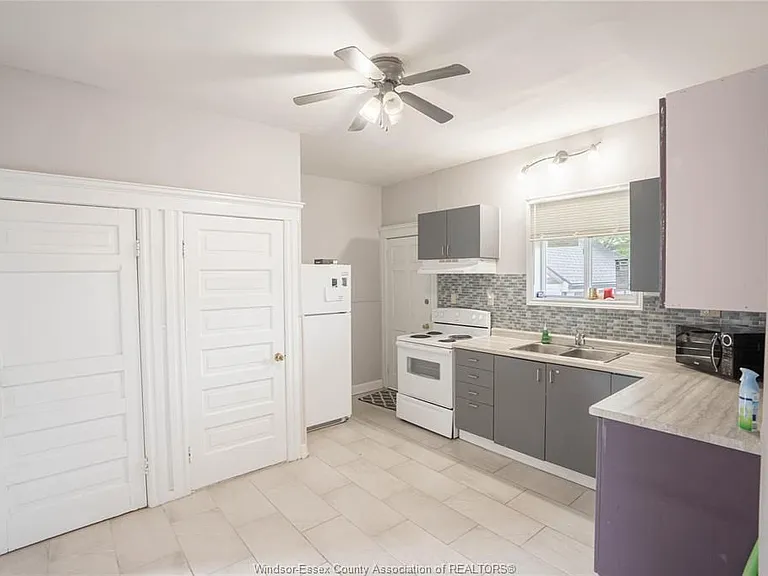 354 Curry Ave — Photo 6