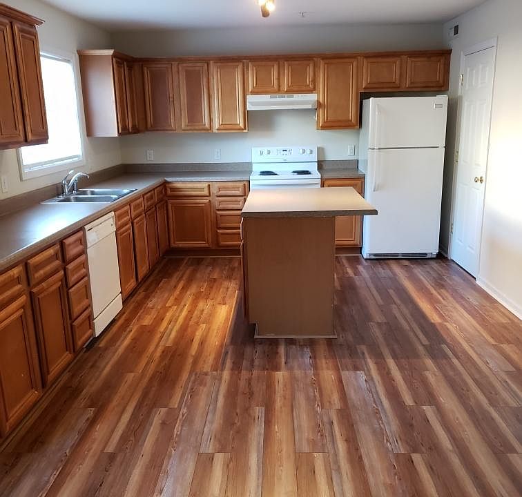 1st image of 136 Jamestown Ct