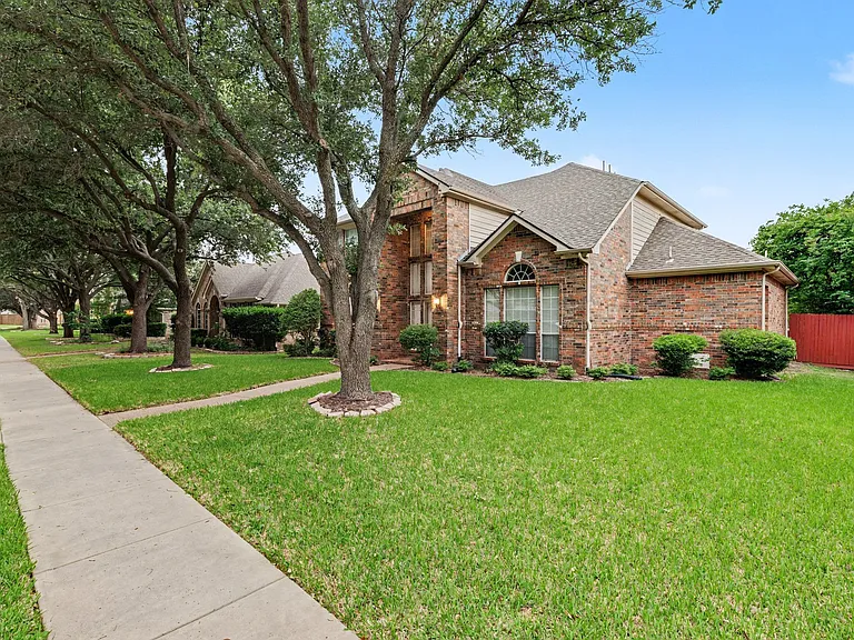 6881 Baird Dr — Photo 2