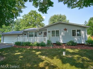 6189 Sugarloaf Dr, Grand Blanc, MI 48439