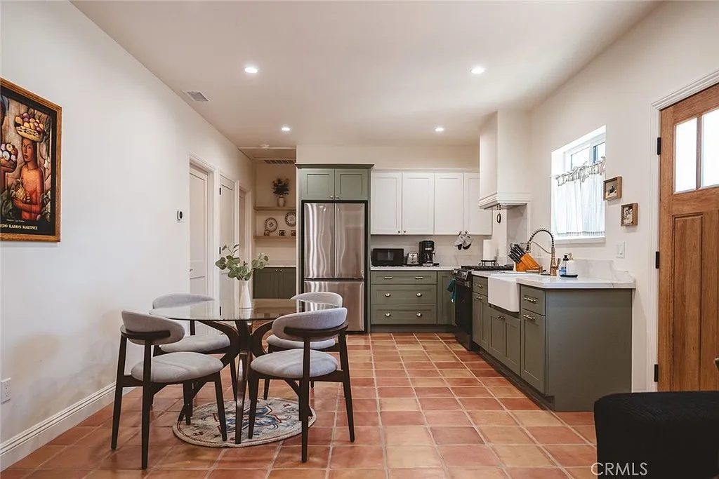 3 bed, 1000 sqft, $4,000 — Photo 3