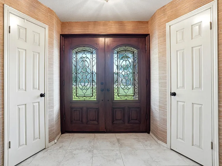 2412 Emerald Cir — Photo 3