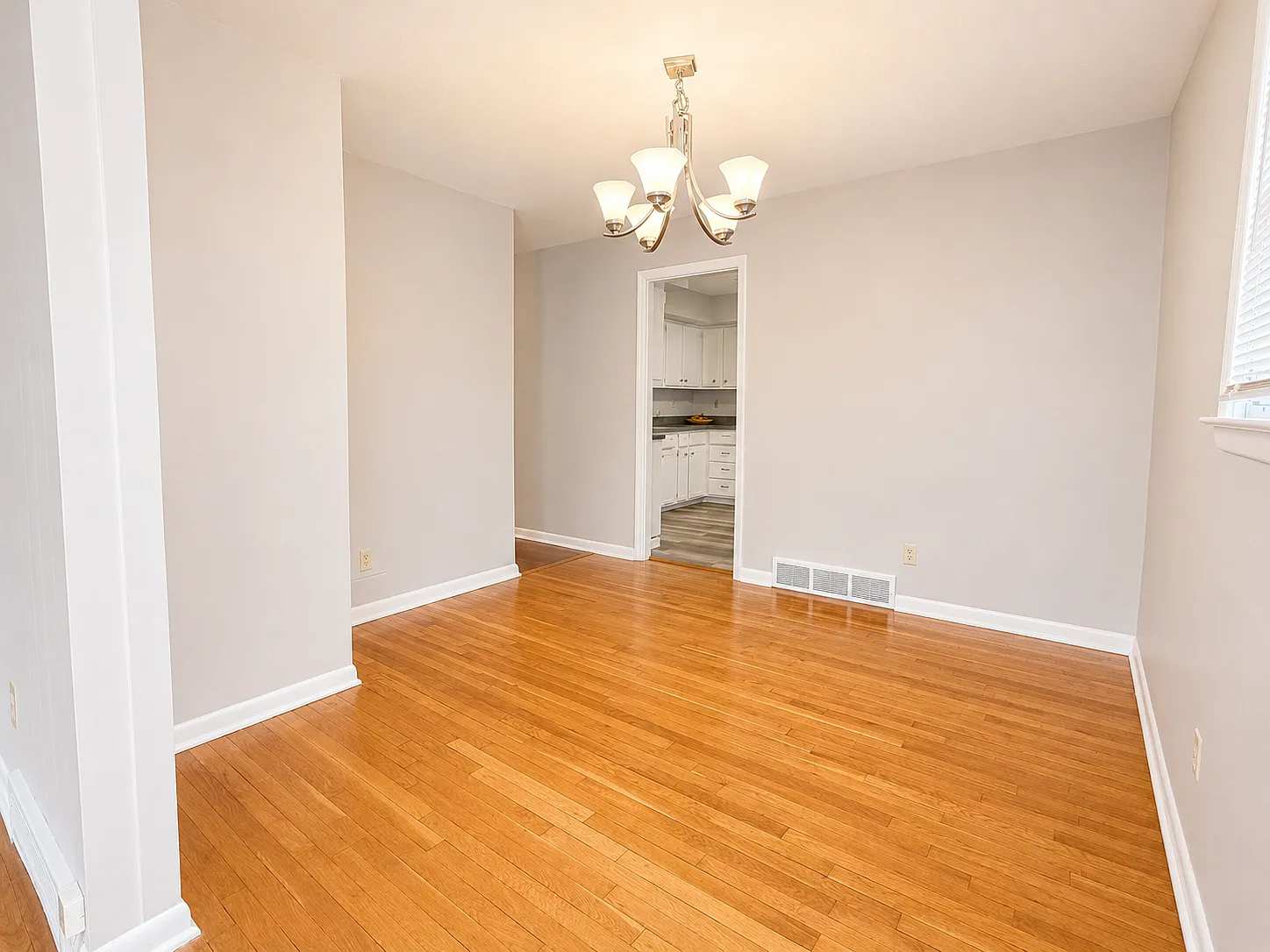 3 bed, 1360 sqft, $2,450 — Photo 4