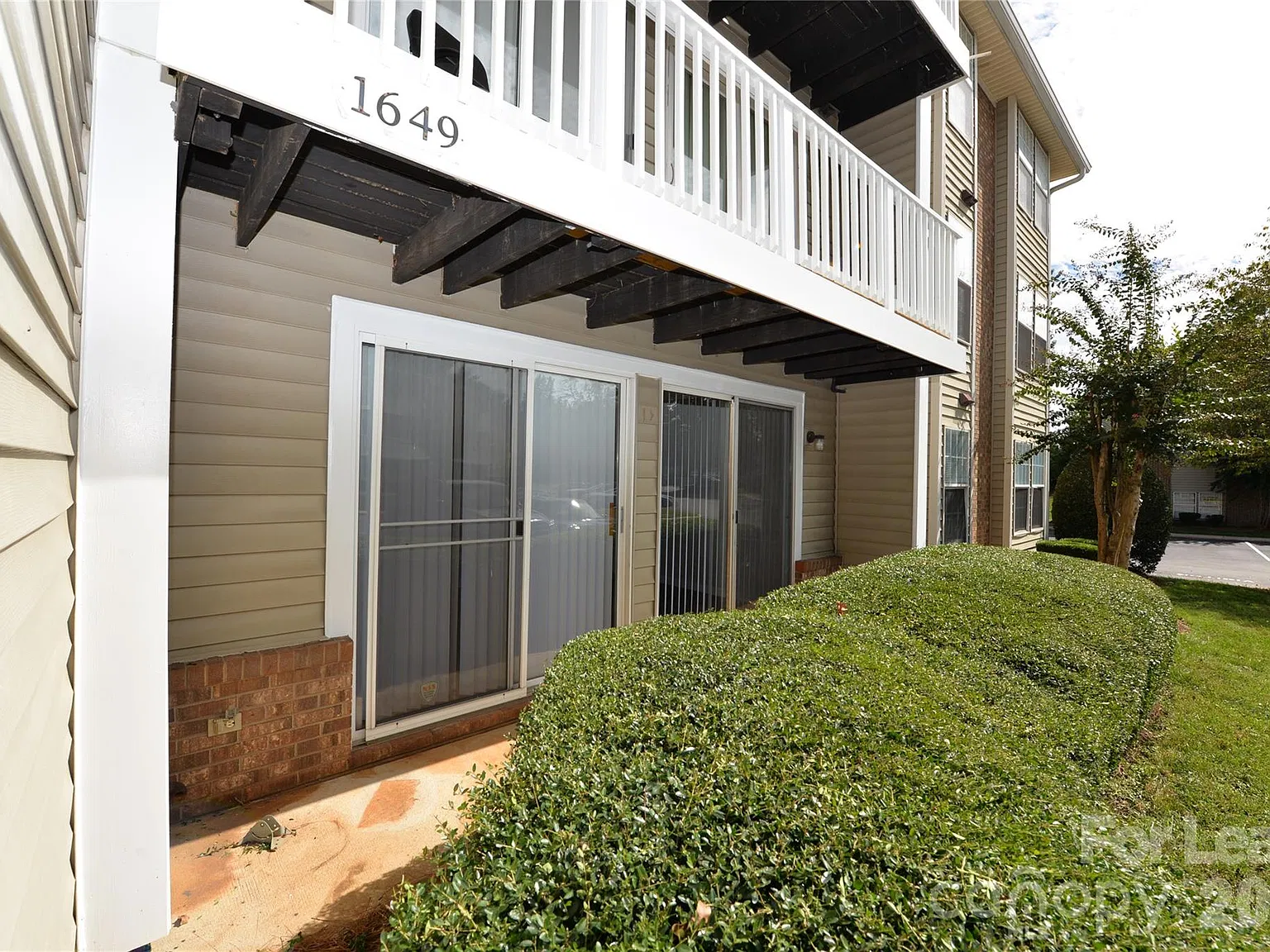 3 bed, 2.0 bath, 950 sqft, $1,100 — Photo 1